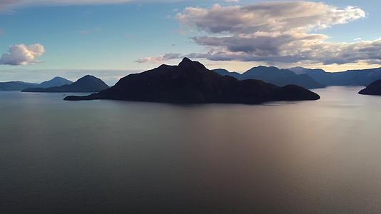 湖面远山阳光倒影唯美航拍视频的预览图