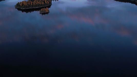 森林湖泊夕阳傍晚唯美航拍视频的预览图