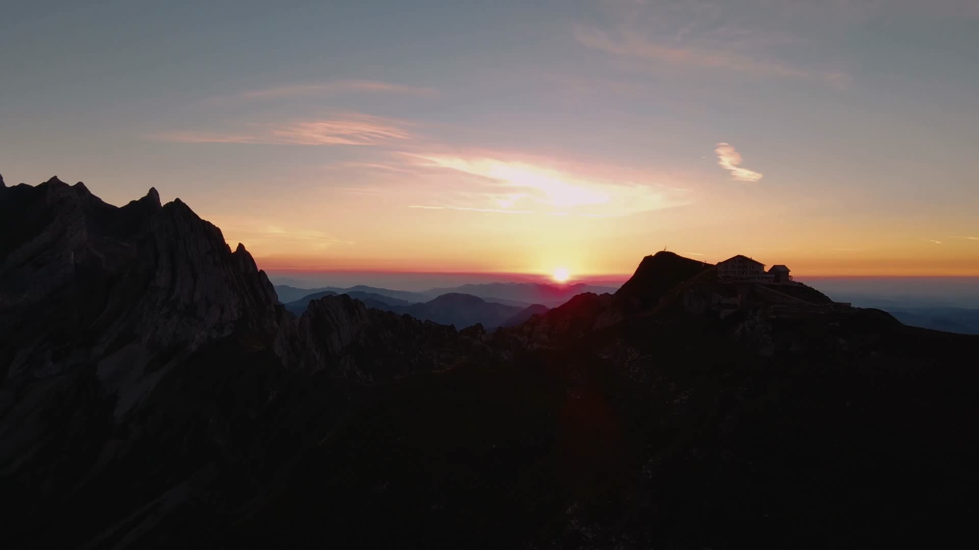 日落夕阳山脉云海唯美航拍视频的预览图