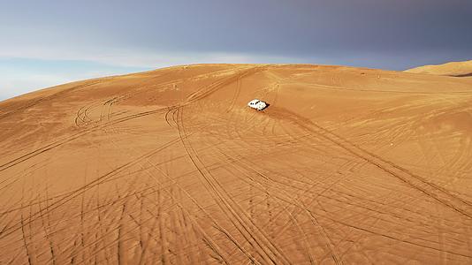 西北沙漠皮卡冲沙挑战视频的预览图