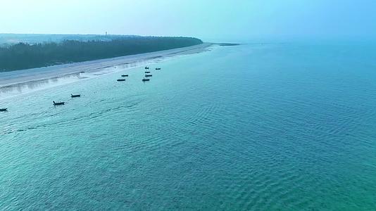 北海涠洲岛贝壳沙滩玻璃海航拍视频的预览图
