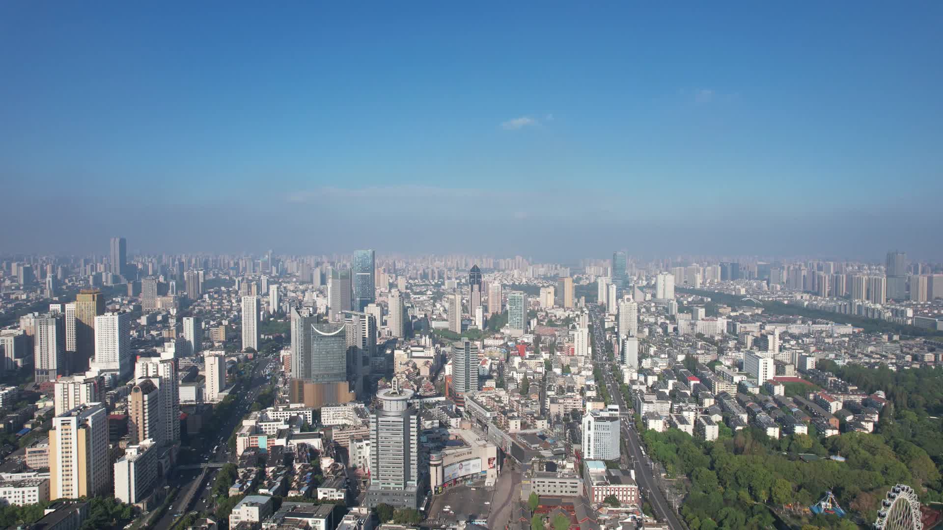 航拍合肥城市天际线蓝天白云视频的预览图