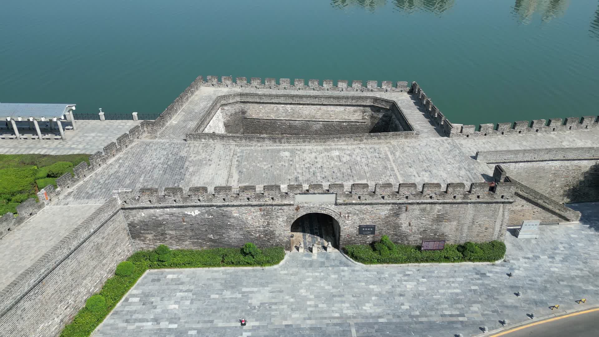 航拍湖北襄阳古城古城墙视频的预览图