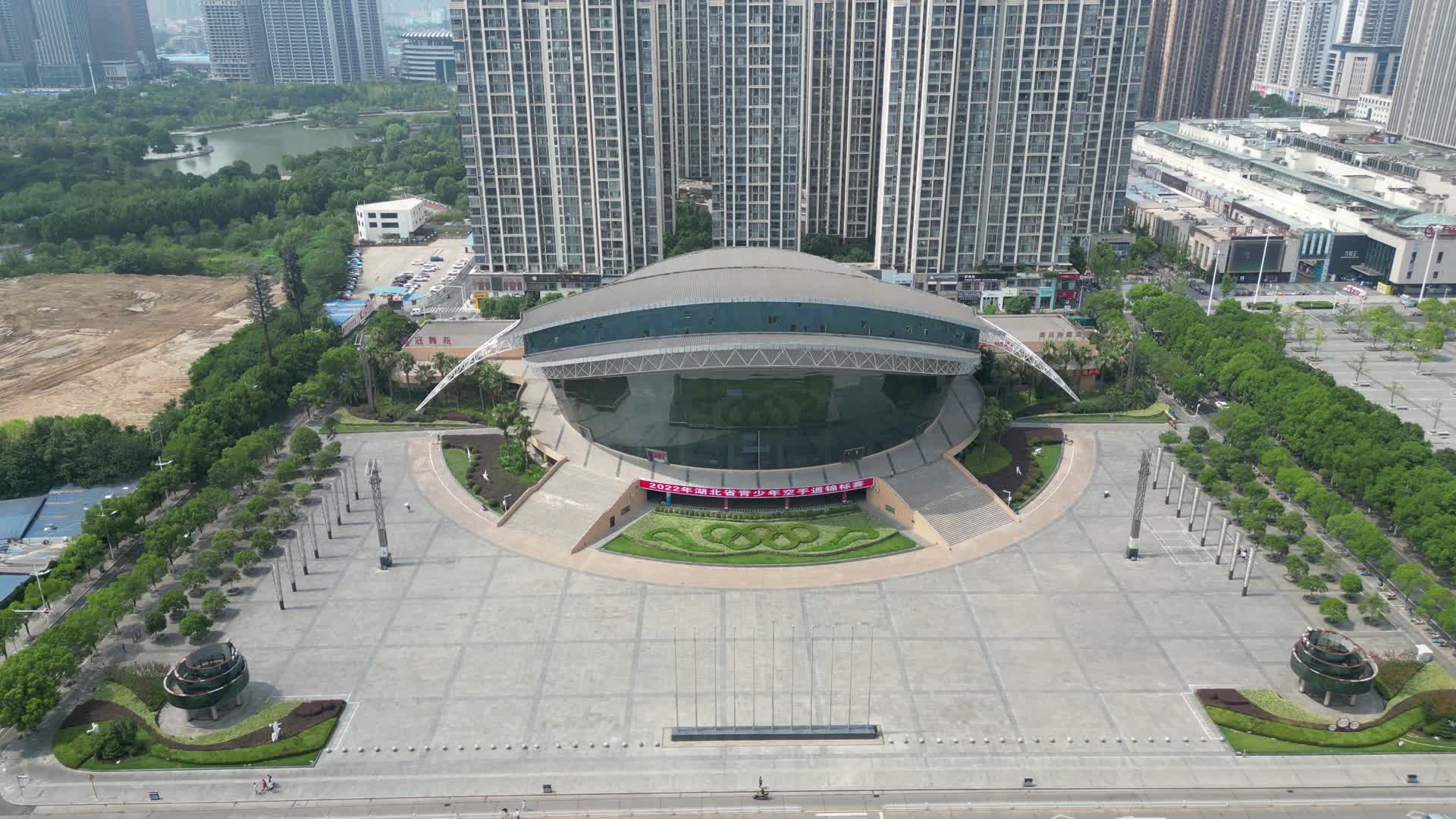 城市航拍湖北宜昌体育馆建筑视频的预览图