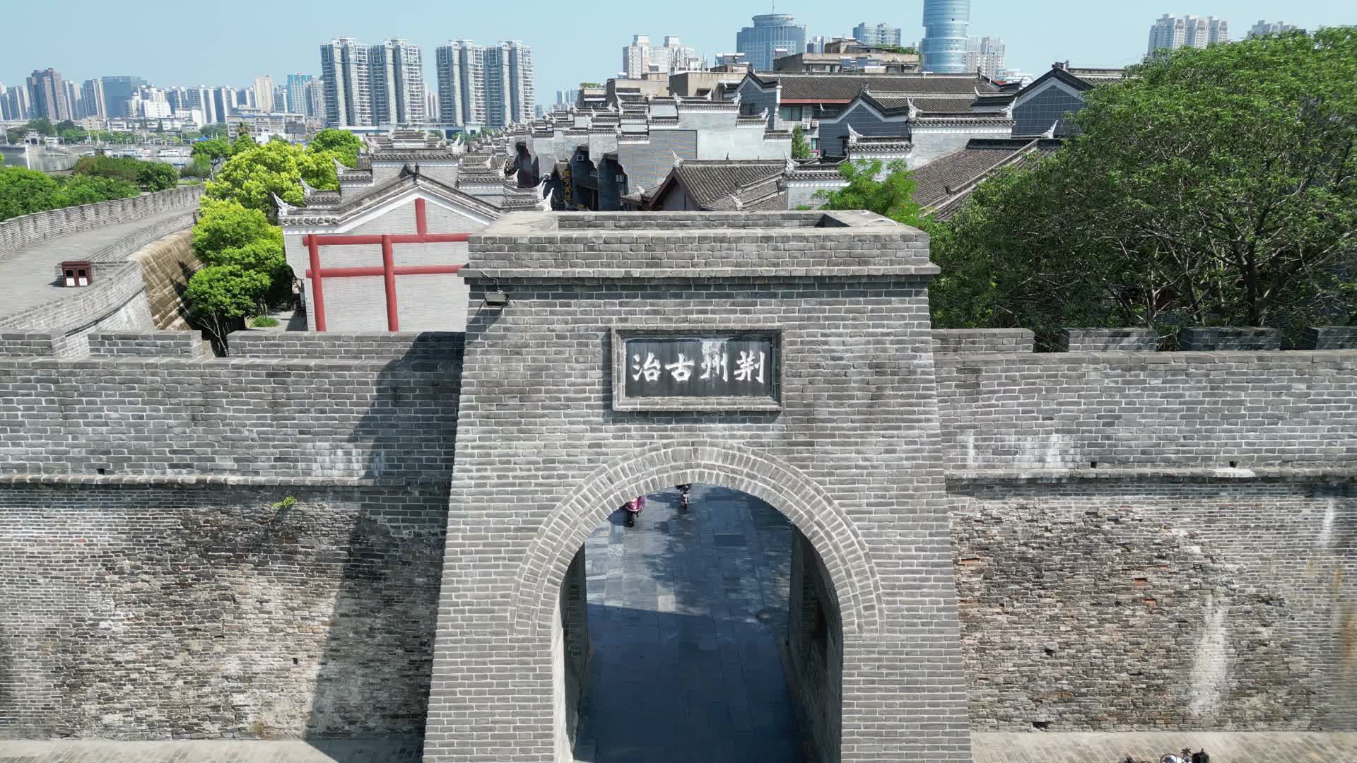 航拍湖北襄阳古城4A景区视频的预览图