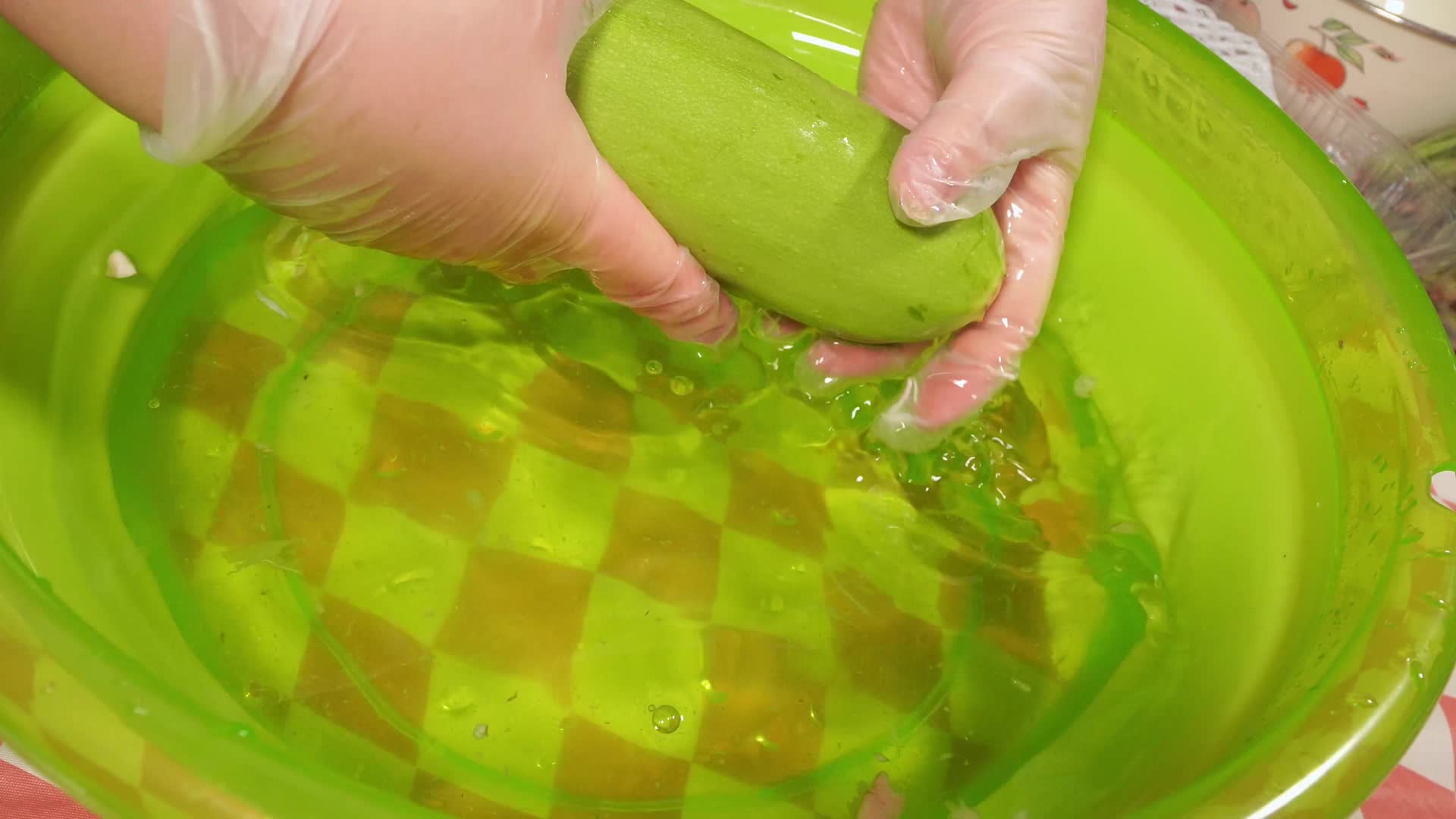 水盆清洗西葫芦洗菜视频的预览图