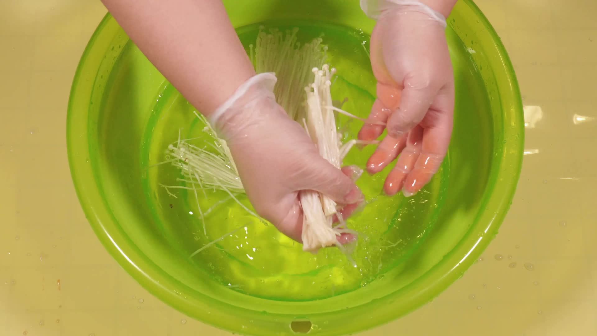 水盆清洗金针菇焯水涮金针菇食用菌视频的预览图