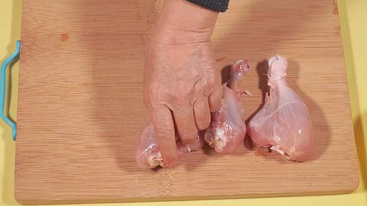 清洗鸡腿琵琶腿去皮剔骨鸡肉健身处理食材视频的预览图