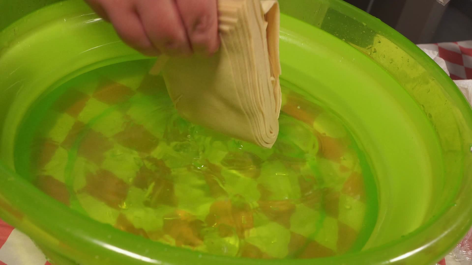 清洗干豆皮千张豆制品视频的预览图