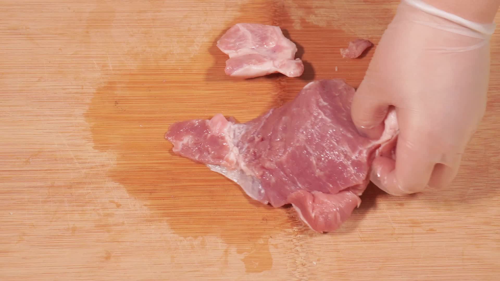 清洗切肉猪肉梅花肉五花肉切块厨师做饭视频的预览图