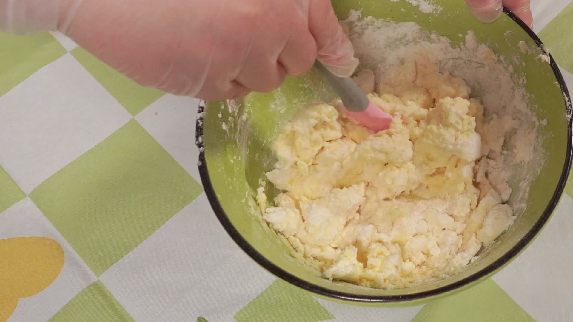 融化的黄油混合面粉烤饼干视频的预览图