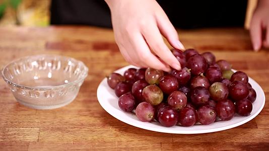 洗水果清洗葡萄红提子视频的预览图
