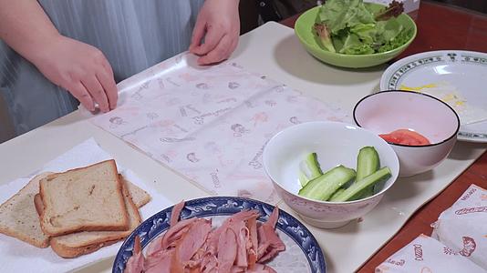 涂抹沙拉酱自制健康三明治健身餐减脂餐三文治视频的预览图