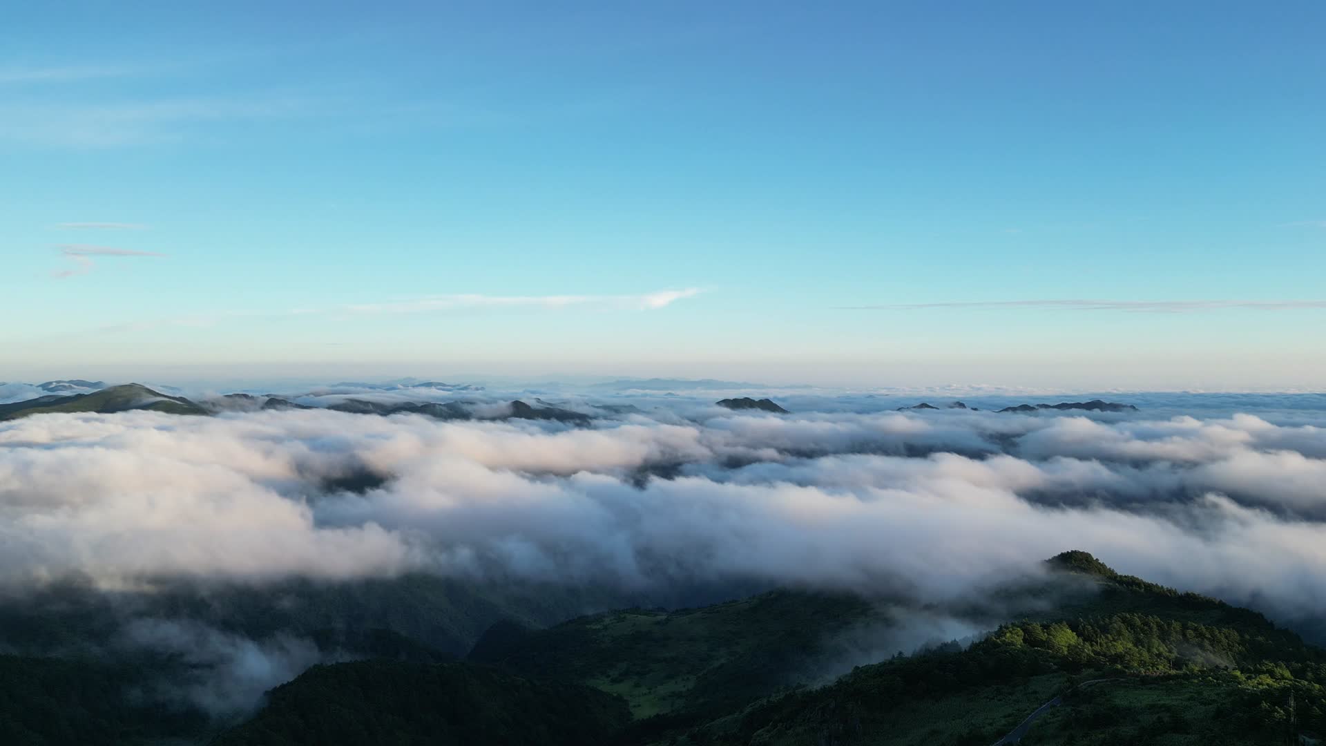 自然风光高山云海航拍视频的预览图
