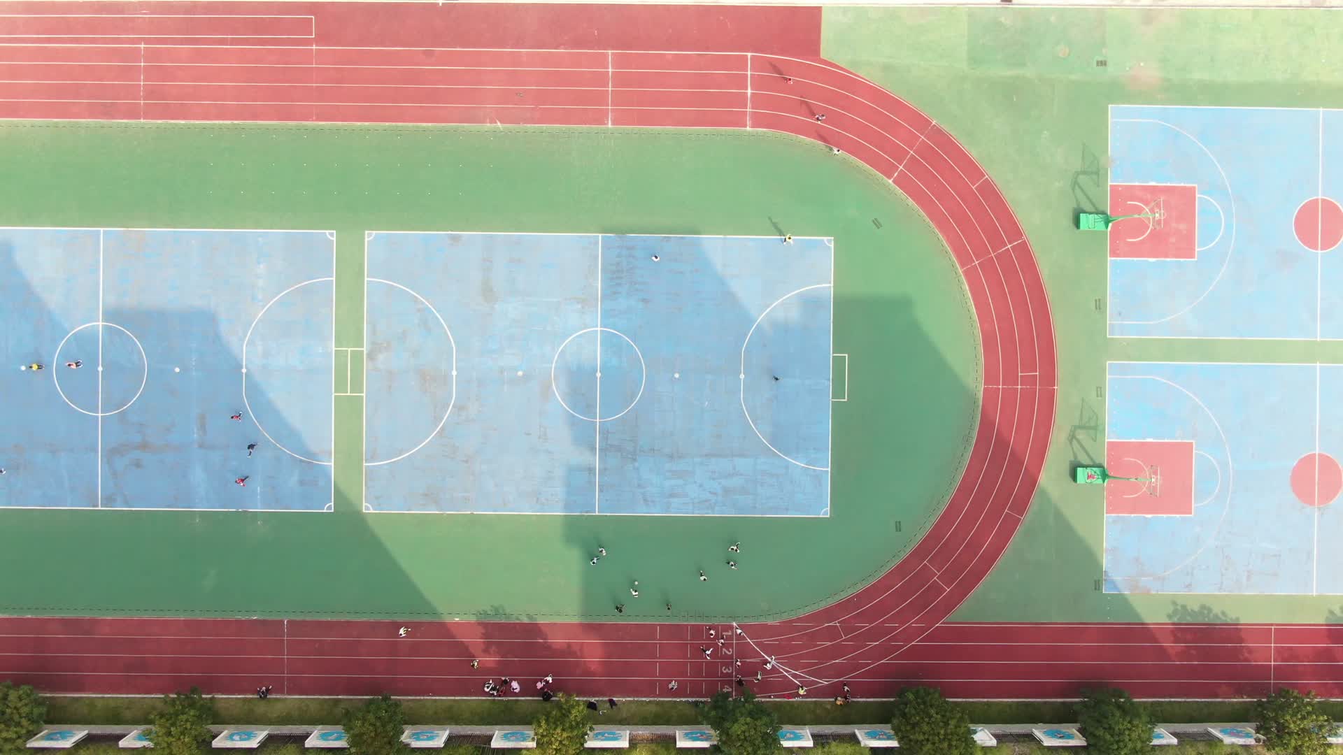 航拍校园操场学生运动视频的预览图