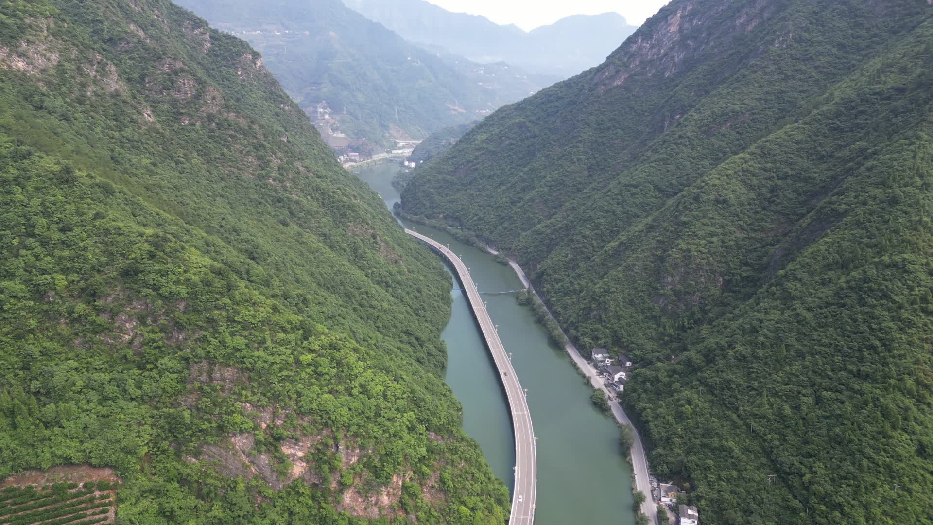 航拍祖国壮丽山河青山绿水视频的预览图