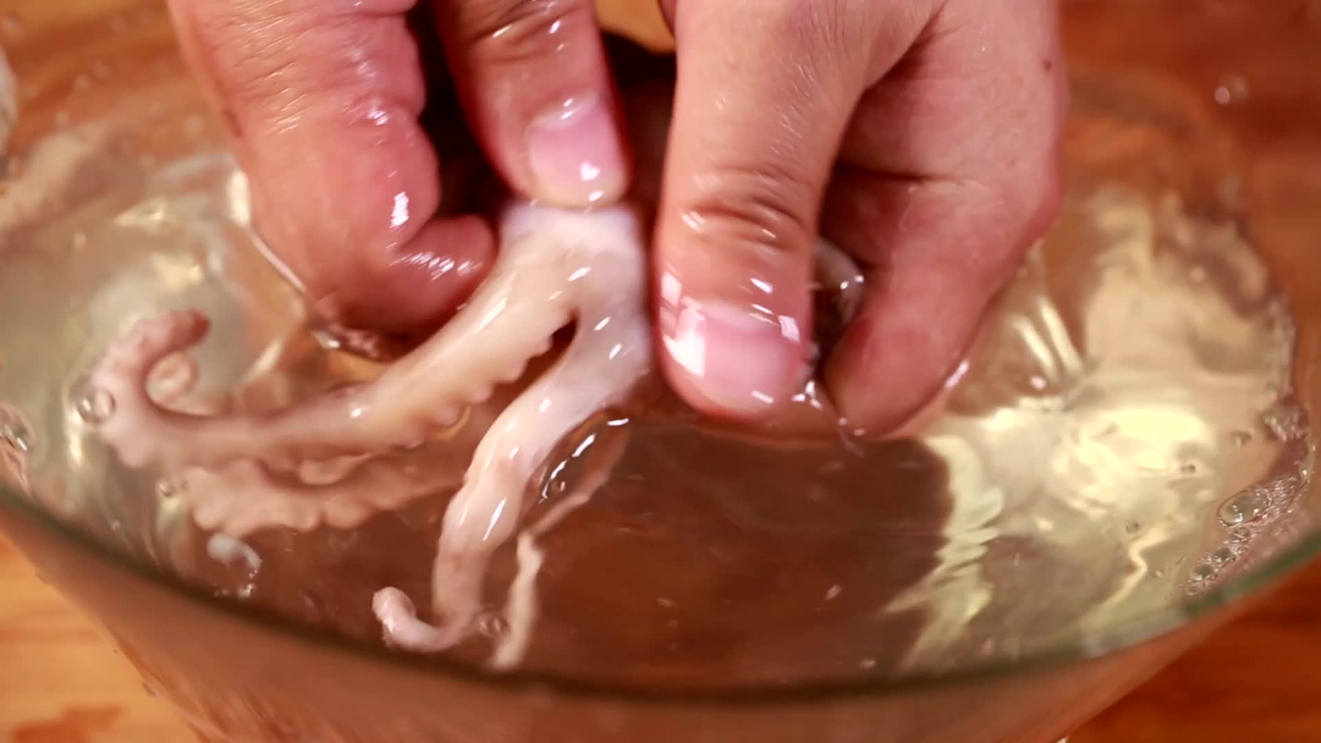 小章鱼墨斗鱼清洗处理八爪鱼红烩海鲜视频的预览图