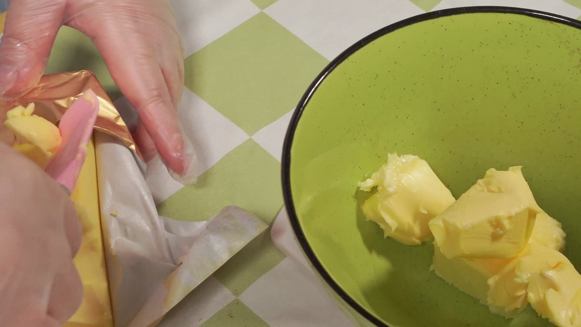 美食用厨房秤称量黄油加烫混合做饼干视频的预览图