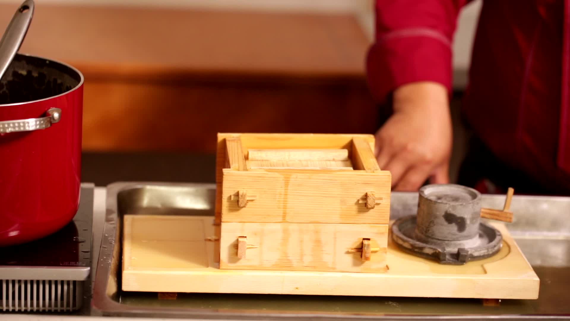 用豆浆制作豆腐卤水点豆腐视频的预览图