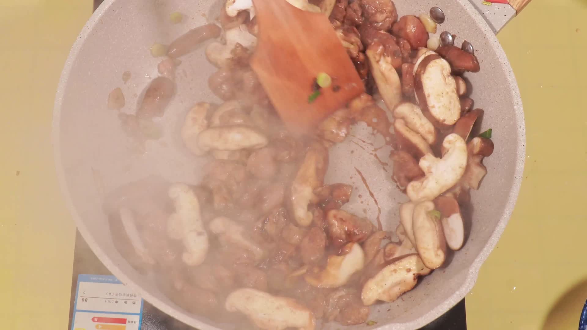 香菇滑鸡鸡腿肉家常菜美食制作视频的预览图