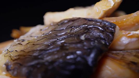 熏鱼烤鱼鱼干美食视频的预览图