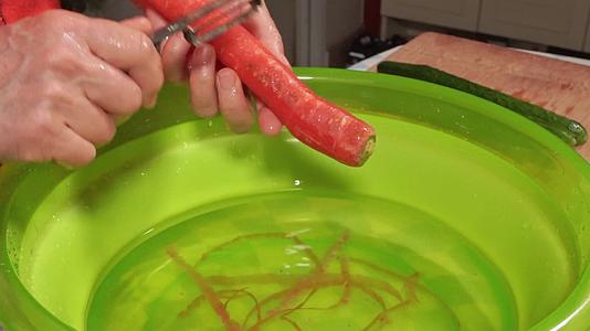 削皮刀削胡萝卜皮处理红萝卜视频的预览图