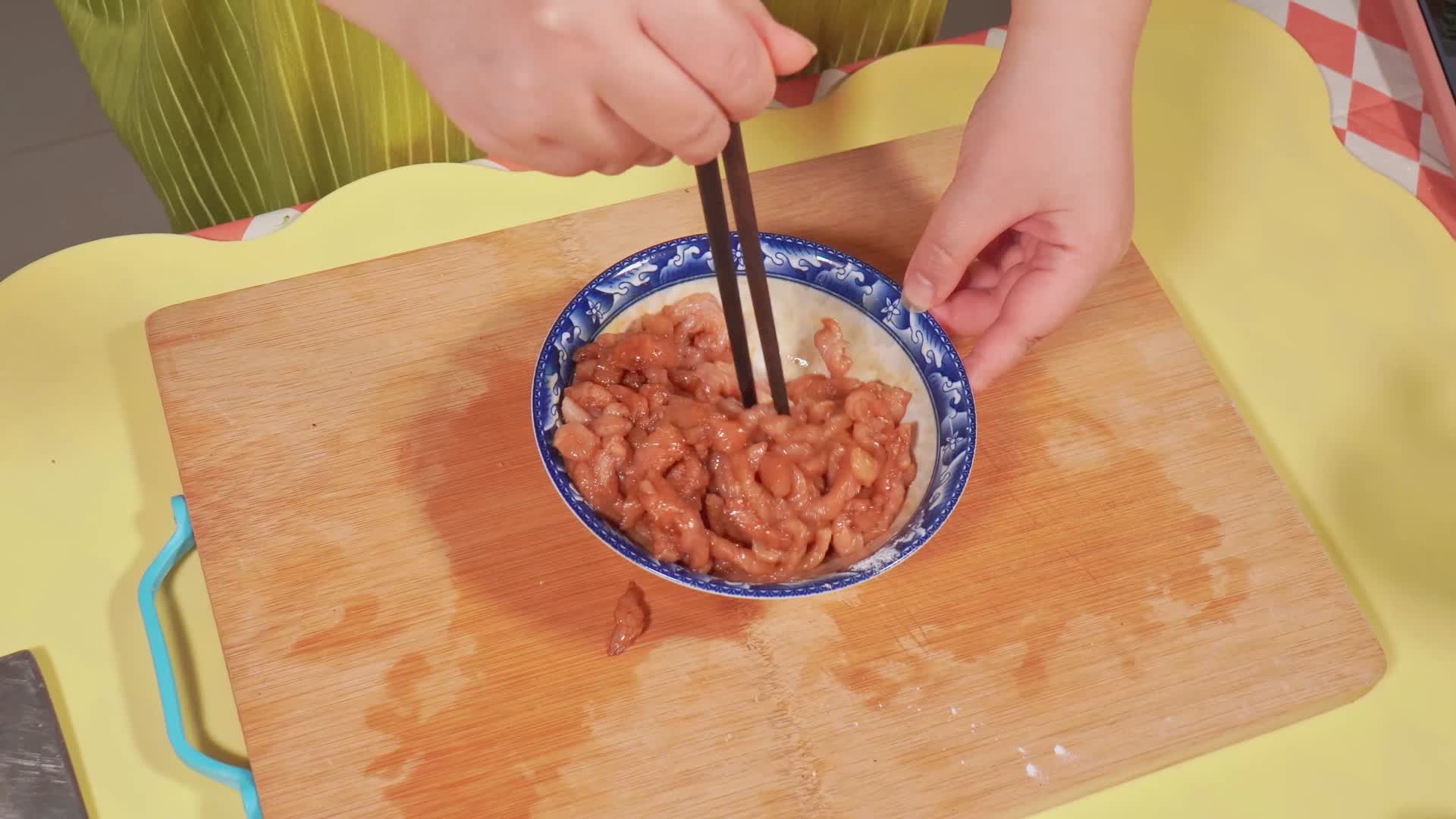 腌制里脊肉丝瘦肉丝码味做饭腌肉视频的预览图
