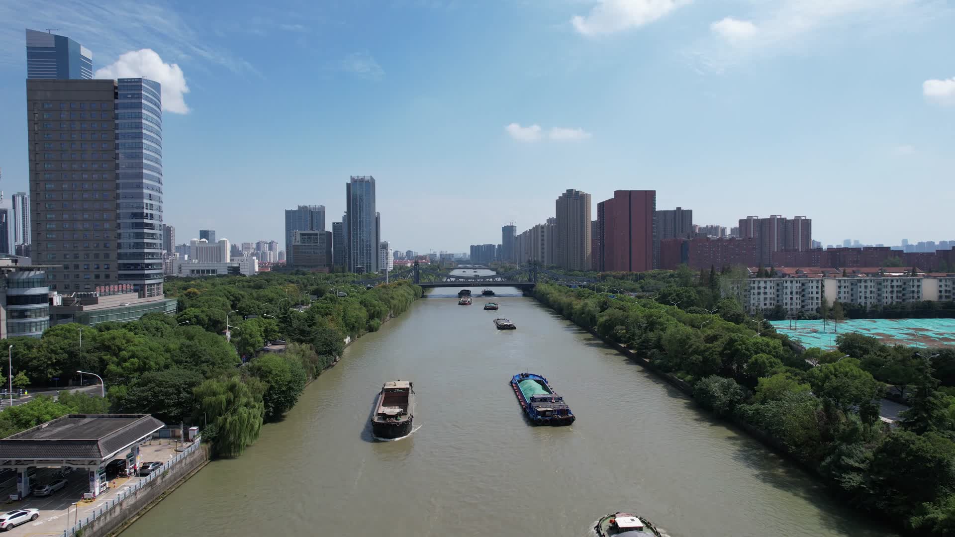 航拍江苏无锡京杭运河视频的预览图