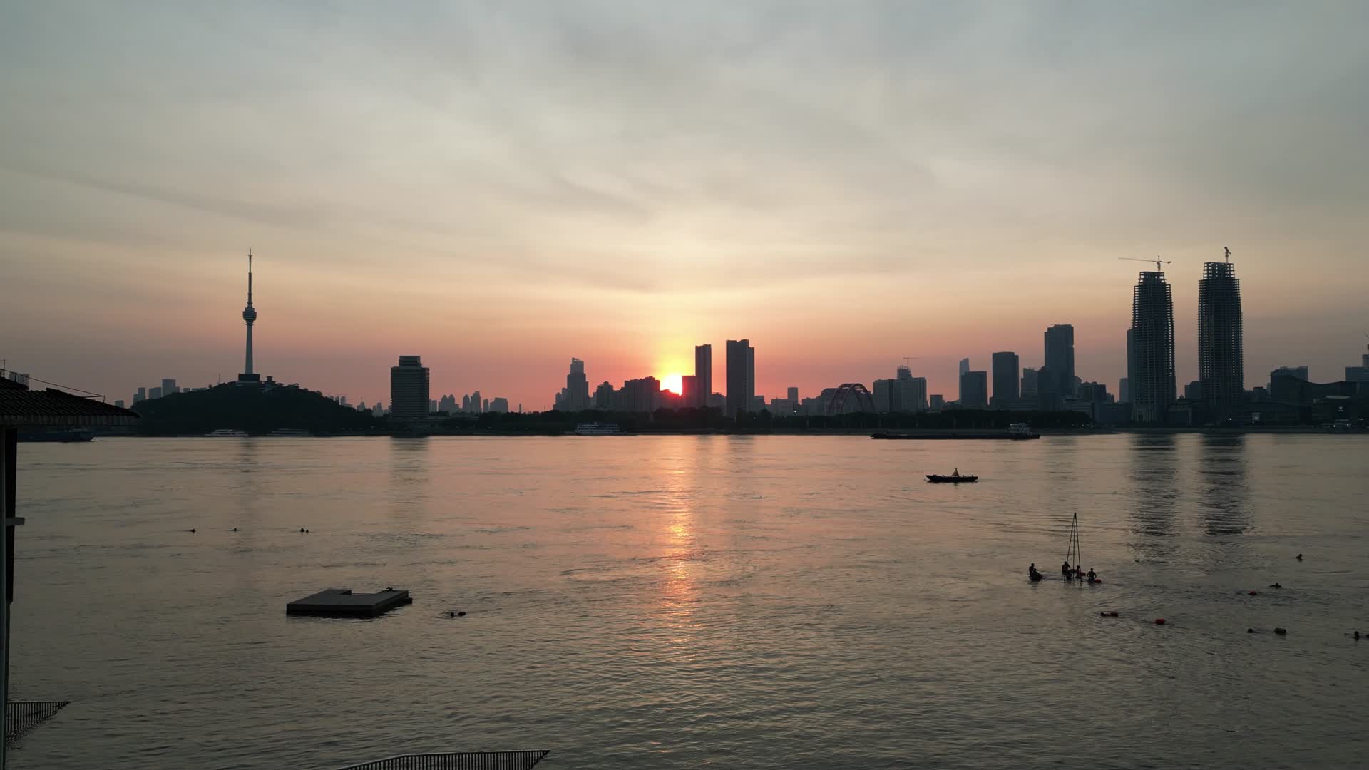 航拍湖北武汉汉口夕阳晚霞日落视频的预览图