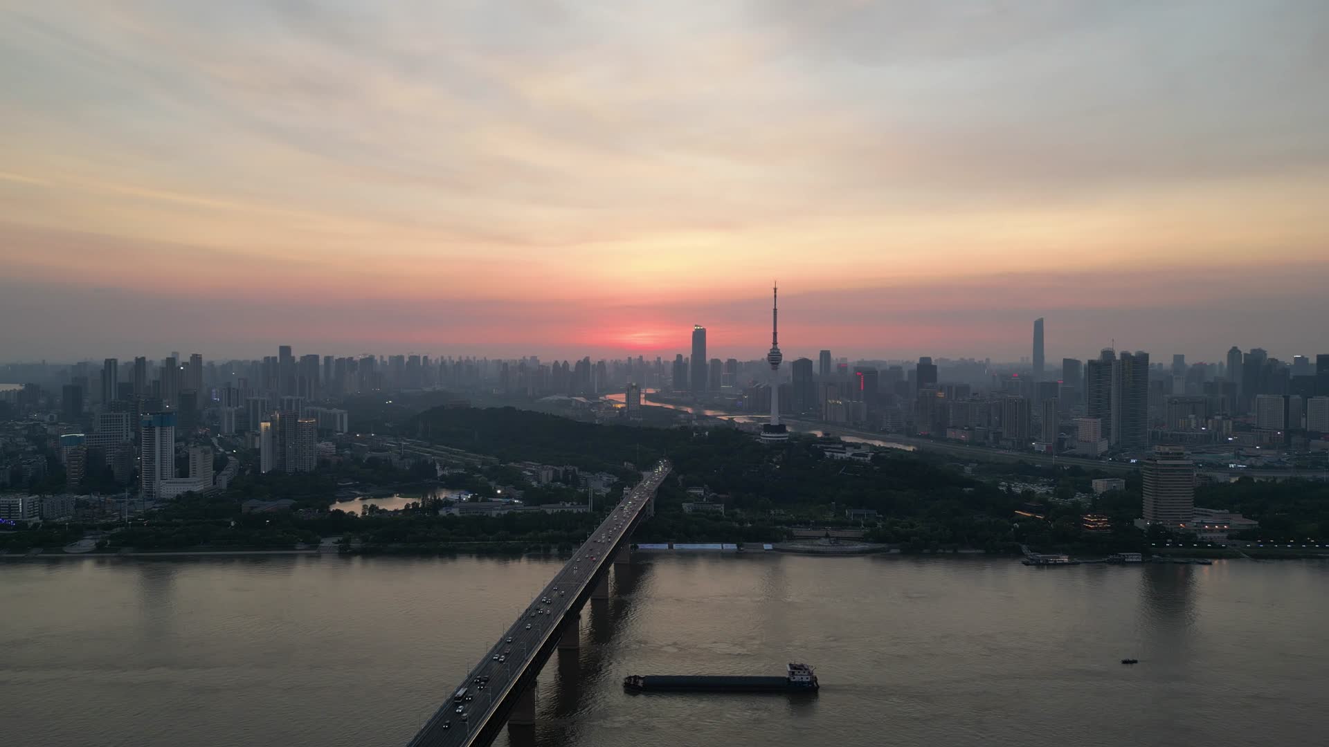 航拍湖北武汉长江大桥夕阳晚霞视频的预览图