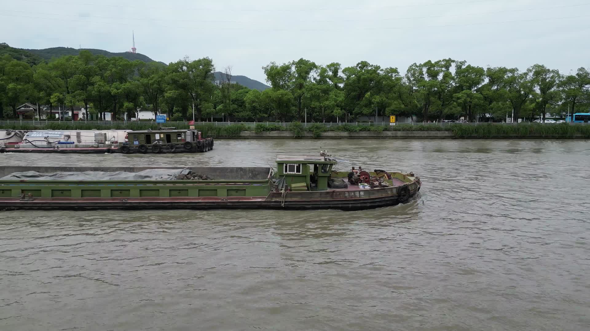 航拍江苏无锡京杭运河水运货船视频的预览图