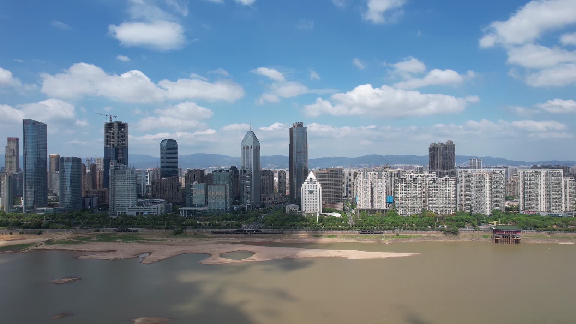 航拍江西南昌红谷滩新区CBD建筑视频的预览图