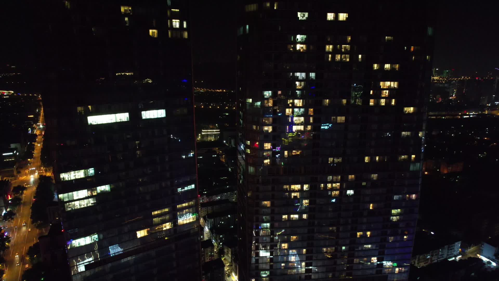 航拍江苏镇江苏宁广场夜景视频的预览图