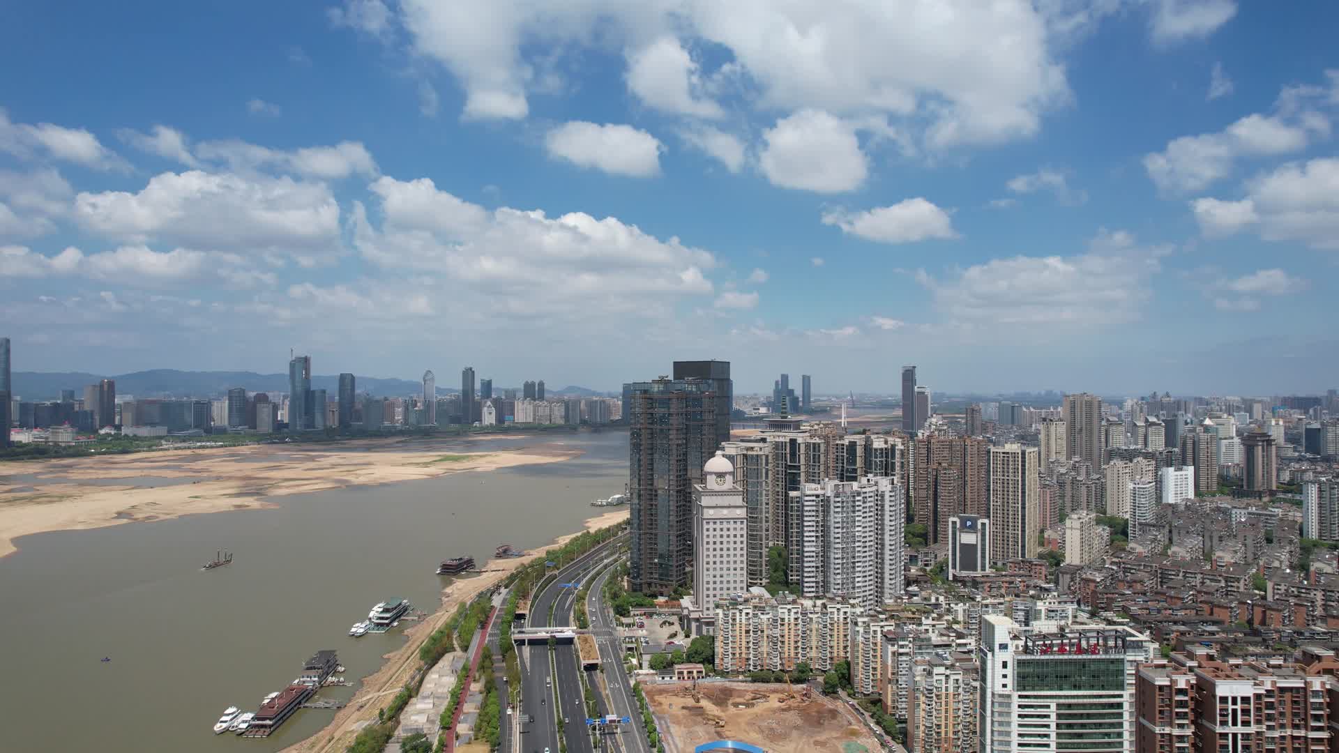 航拍江西南昌城市交通大道视频的预览图