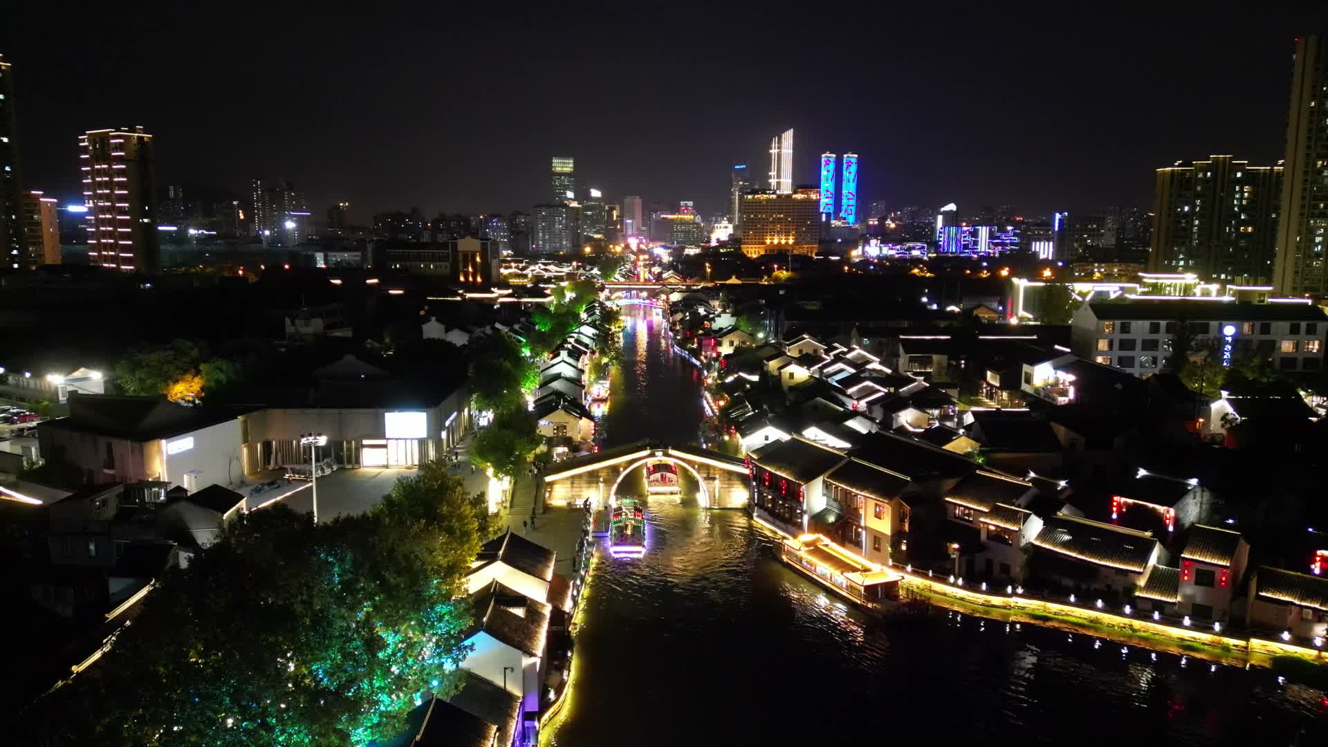 航拍无锡清名桥古运河景区南长街步行街夜景视频的预览图