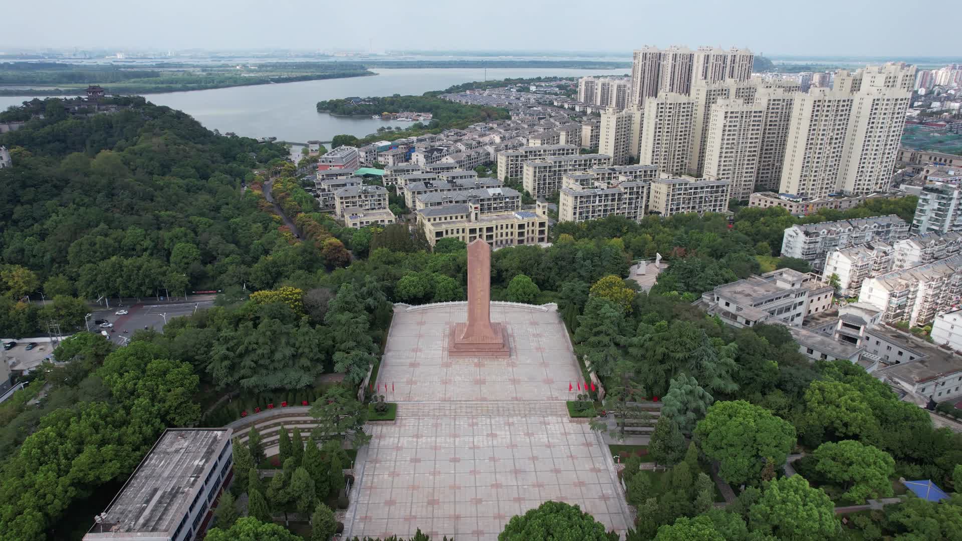航拍江苏镇江烈士陵园视频的预览图