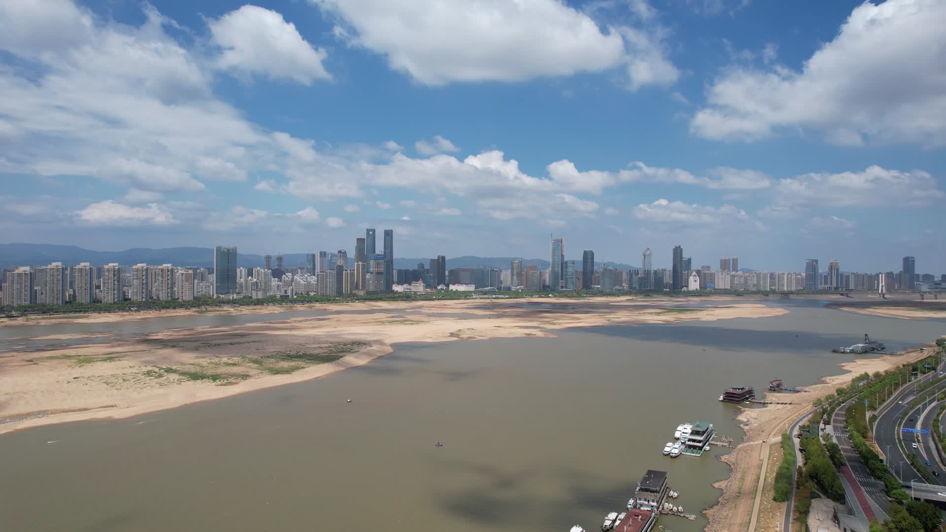 航拍枯水期江西南昌赣江城市风光视频的预览图