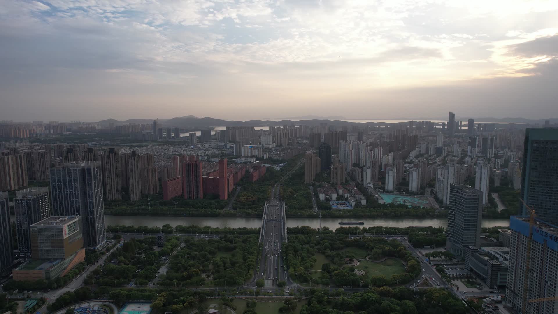 航拍江苏无锡太湖广场金匮大桥视频的预览图