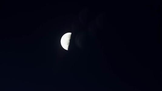 夜晚明亮月亮挂在夜空视频的预览图