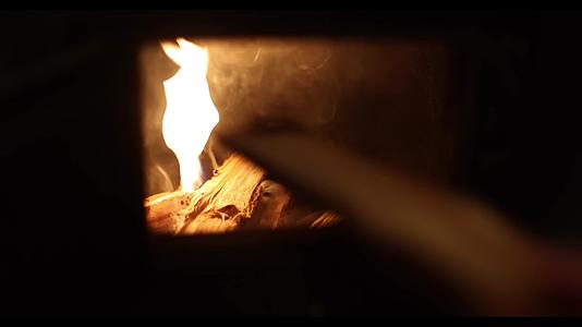 木柴在火炉中燃烧火焰视频的预览图