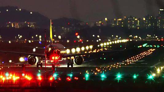 夜晚机场跑道飞机起飞灯光闪烁视频的预览图