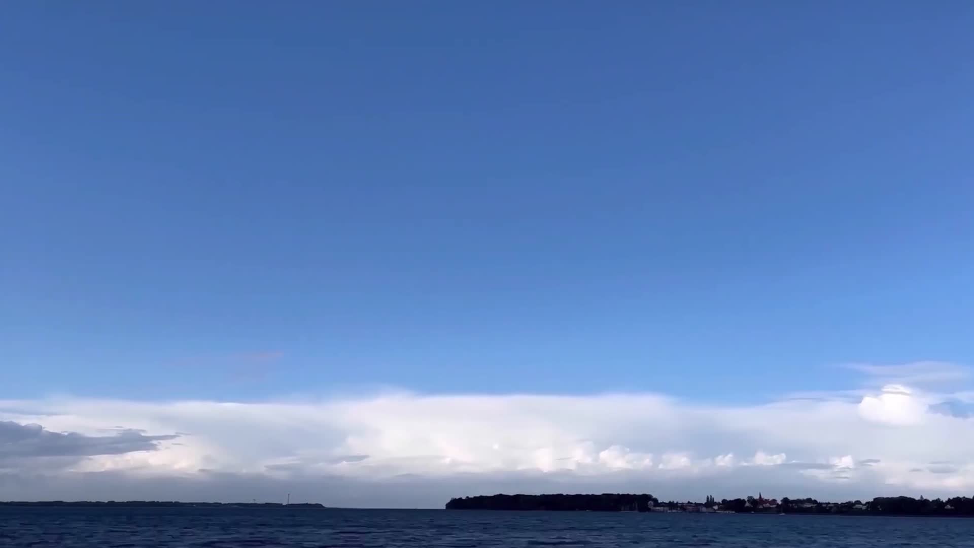 湖面云彩光影延时视频的预览图