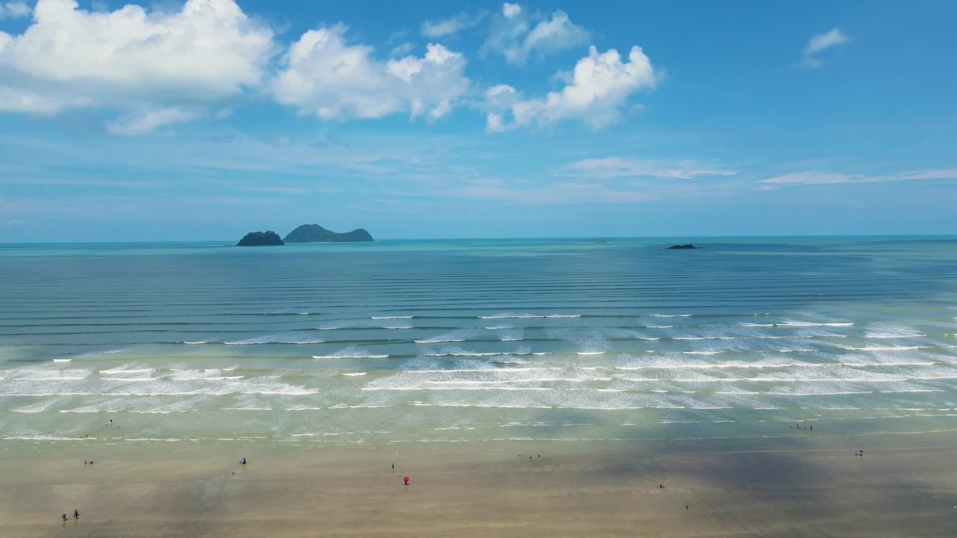 晴朗夏日海岸沙滩光影航拍视频的预览图