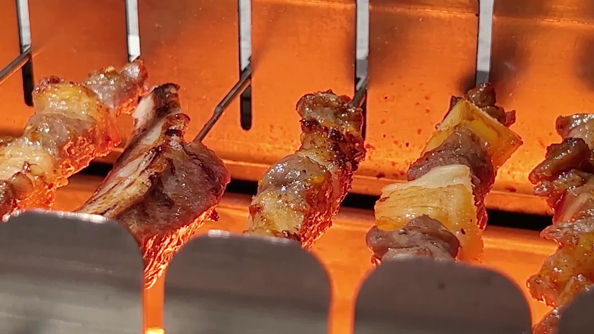 电烤串旋转烤串烤肉烧烤美食小吃视频的预览图