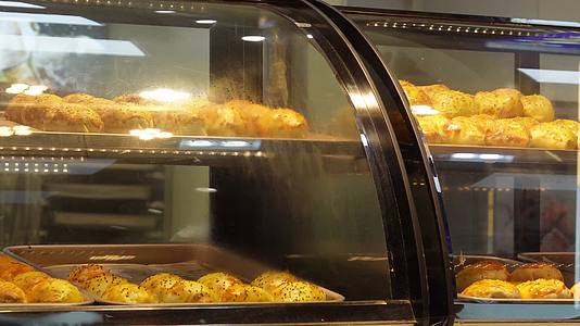 新疆美食烤包子羊排包子烧饼视频的预览图