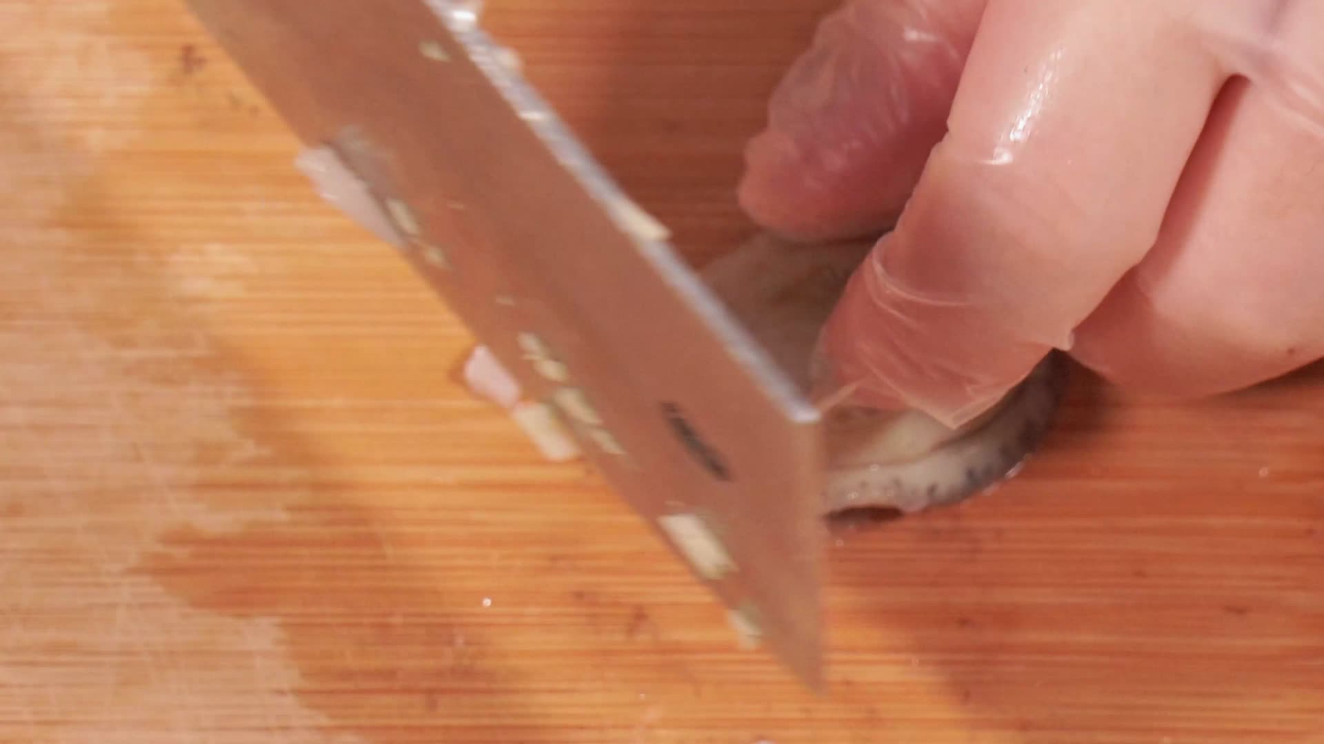 鲍鱼海鲜打花刀加料酒去腥腌制视频的预览图
