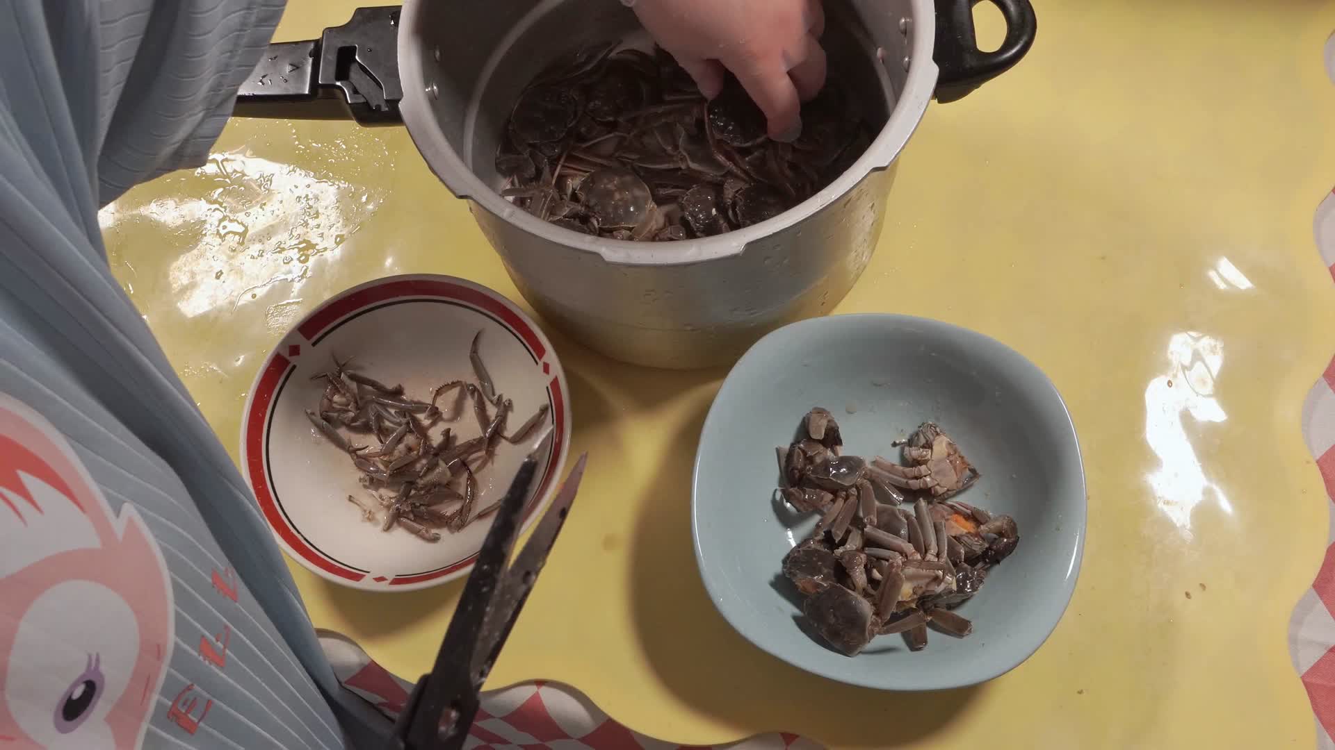 处理大闸蟹剪开螃蟹制作香辣蟹视频的预览图