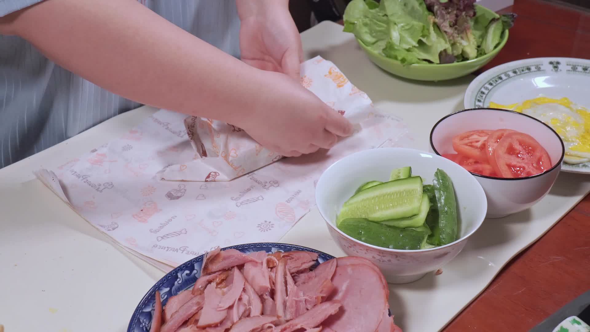 包装纸包裹三明治食品安全食品包装视频的预览图