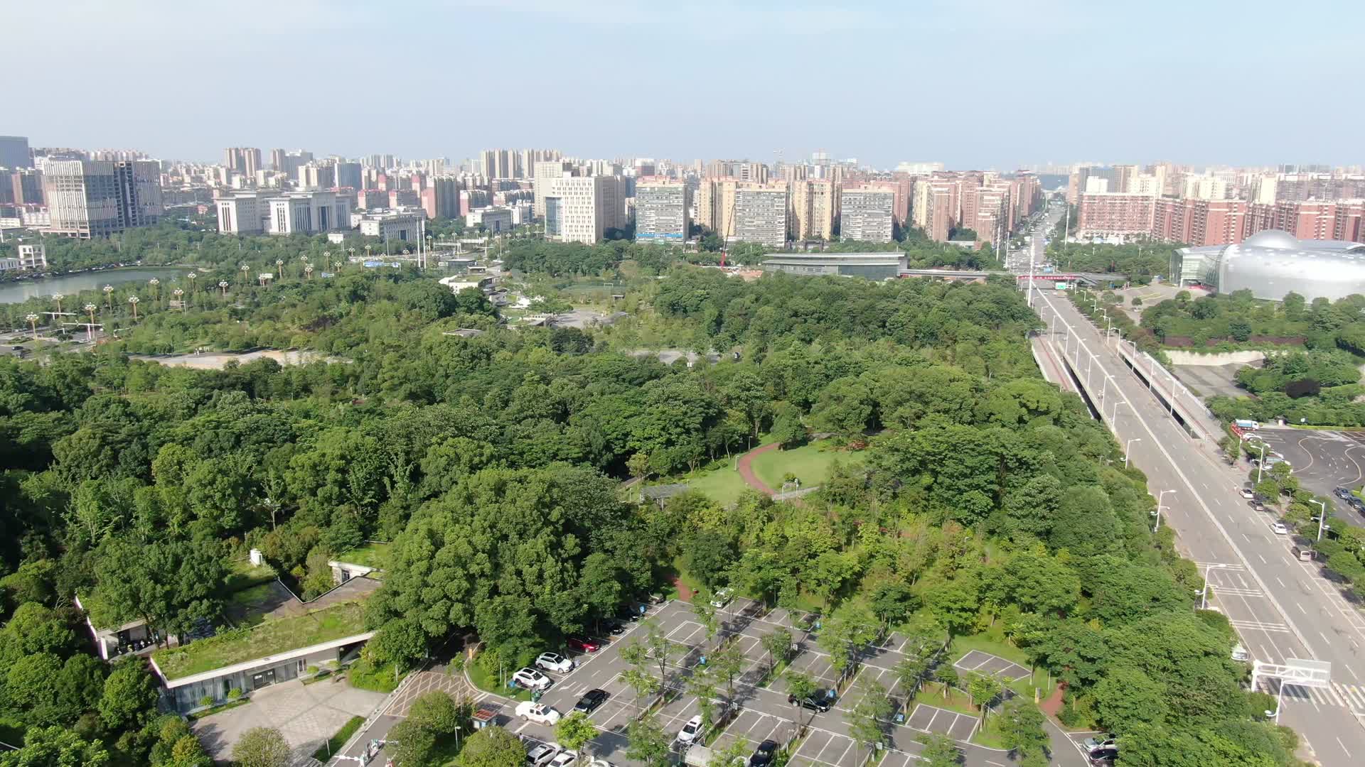 湖南湘潭芙蓉大道交通航拍视频的预览图