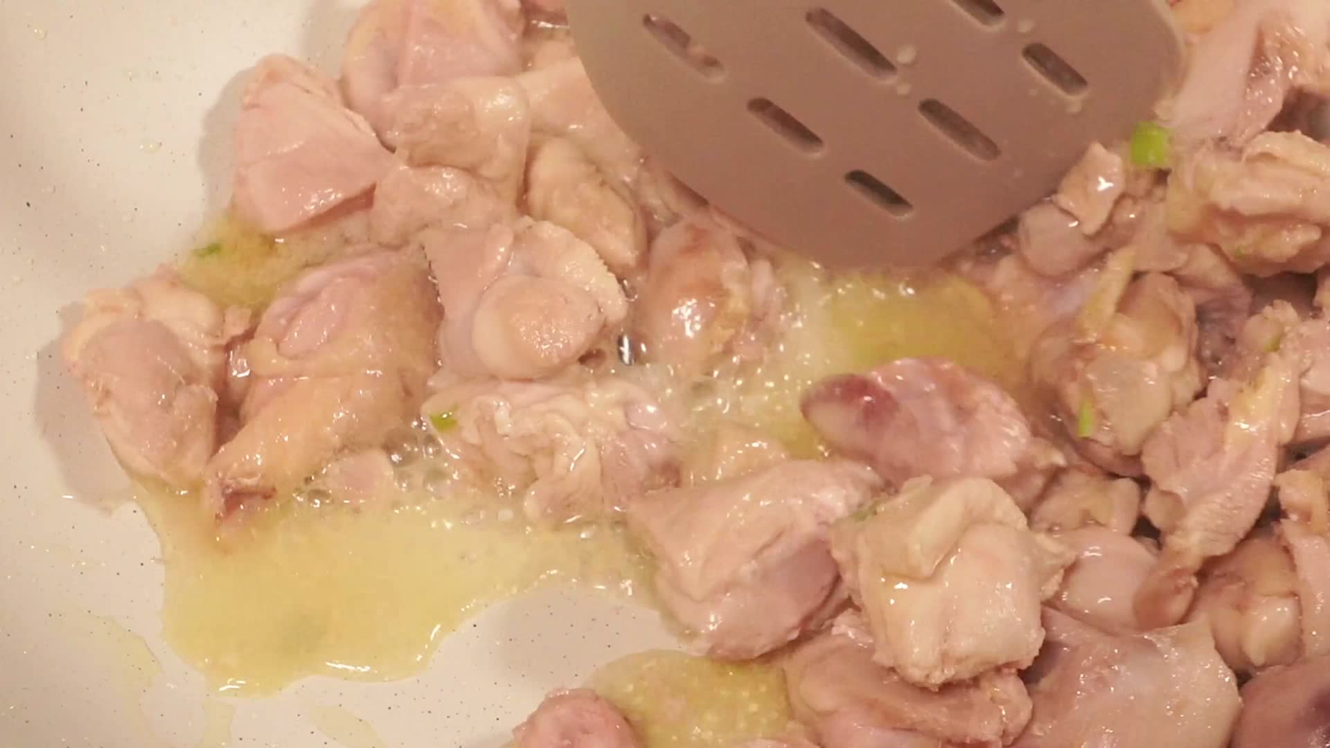 翻炒鸡肉块鸡腿肉炒鸡肉视频的预览图